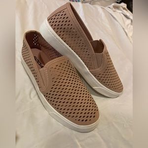 Excellent Condition SODA Shoes Size 6 Mauve Color